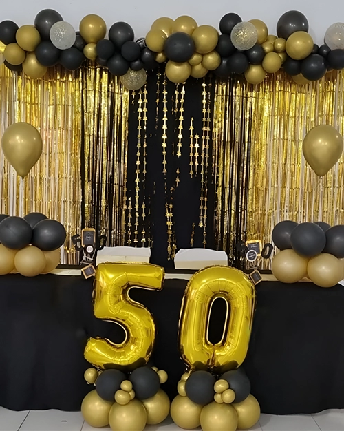 Decoración de 50 años. Globos negros y dorados. Globo forma número 50 dorado.